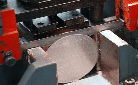 阜新造成带锯条牙齿碎裂或折断的几点原因！